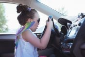 Devojčica vozi