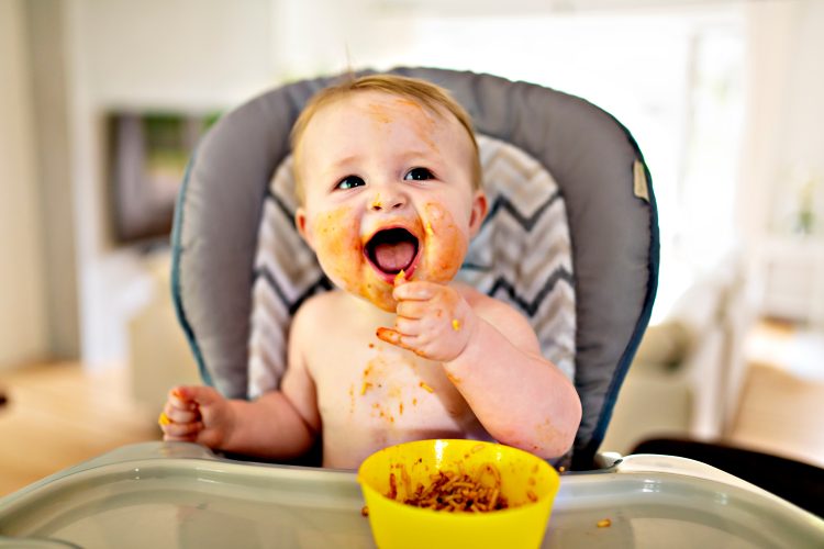 Beba, musava beba, beba jede sama, hrana