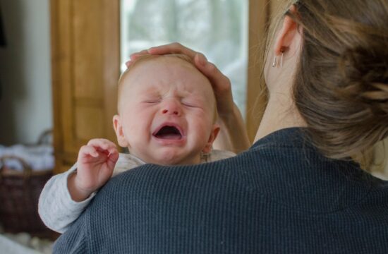 bebe plakanje