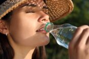 Žena, devojka pije vodu, voda, hidriranje, leto, vrućina