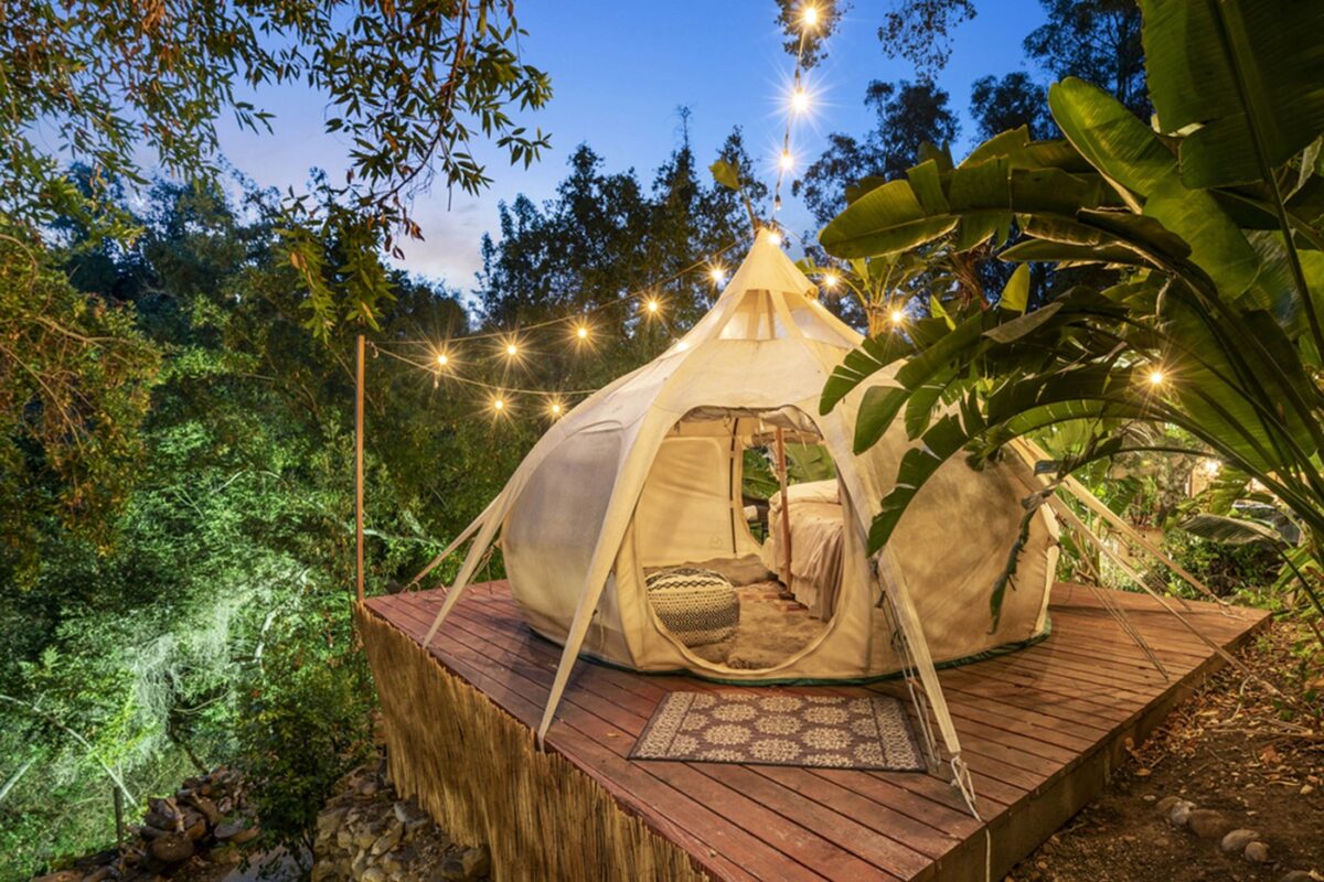 Kampovanje, ali na luksuzniji način: Šta je „glamping“ i kako je ovaj trend redefinisao klasičan boravak u prirodi