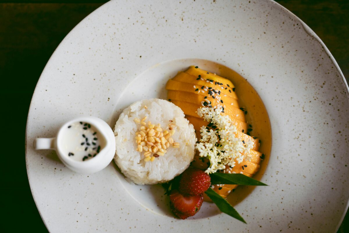 Kako da napravite mango sticky rice – kultni tajlandski desert koji je Michelin chef pretvorio u mali letnji luksuz