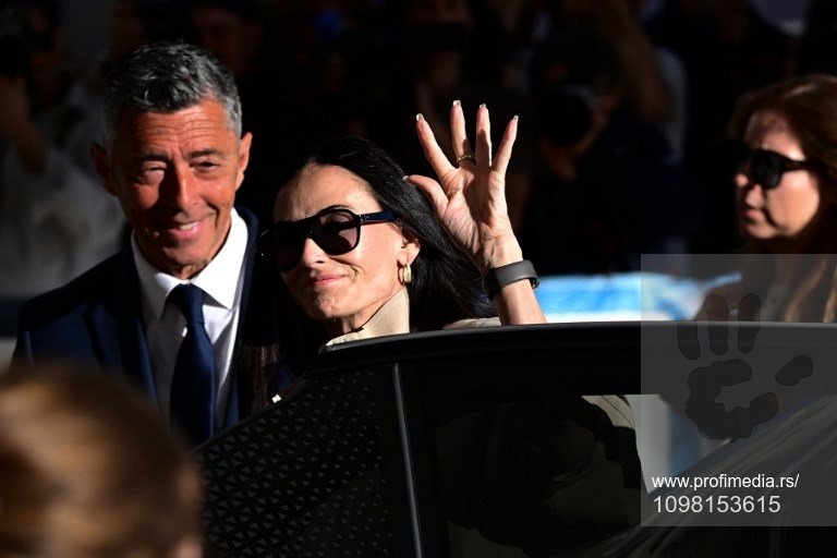 Demi Mur u Gucci jaknici oživela najlepši modni vajb 60-ih