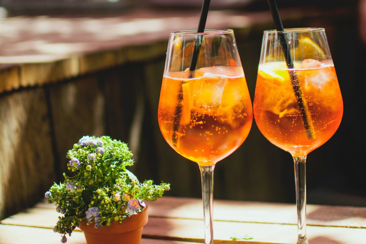 Kako da napravite Aperol Spritz koji izgleda i ima ukus kao da ste ga naručili u najlepšem italijanskom baru