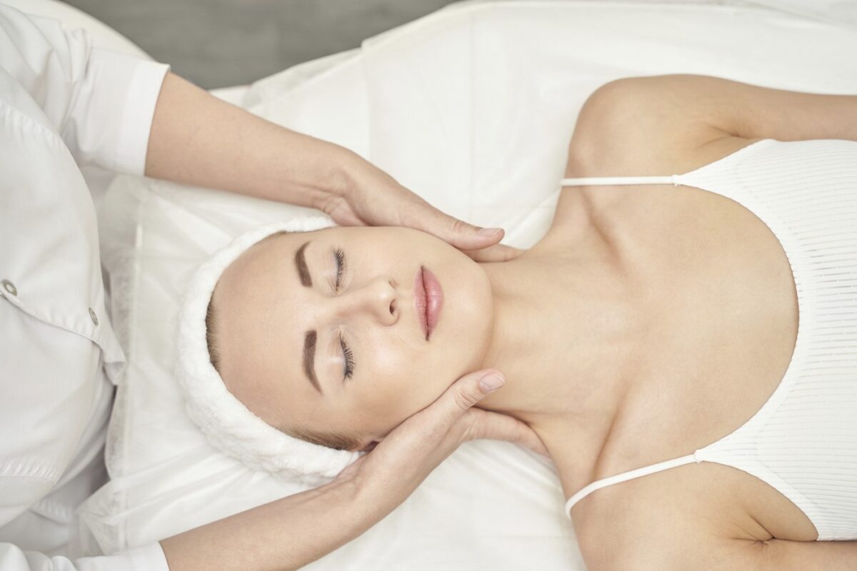 Bukalna masaža je beauty tretman o kom svi pričaju: može li zaista da preoblikuje lice?